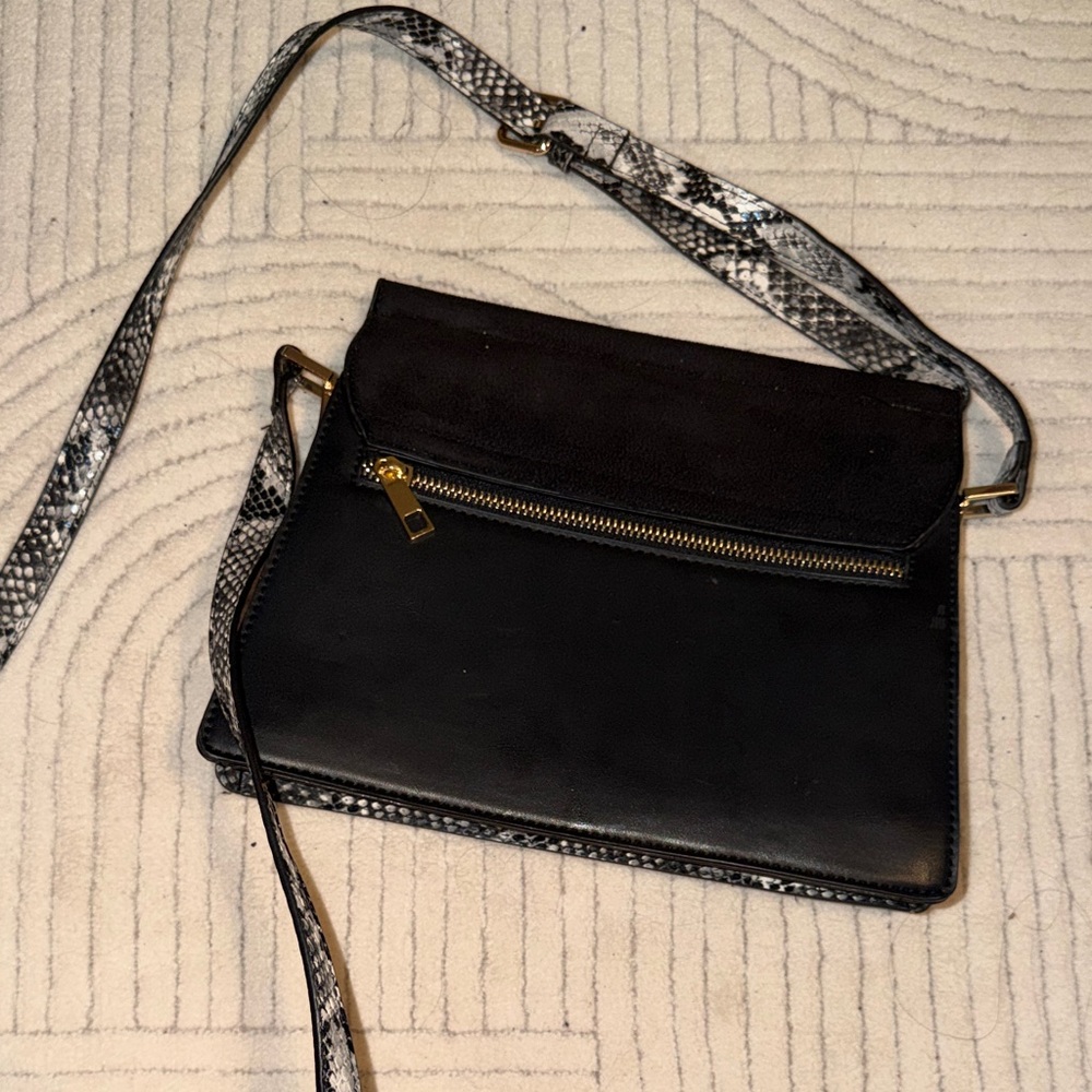 Elegant Black Crossbody Bag - Picture 6 of 6